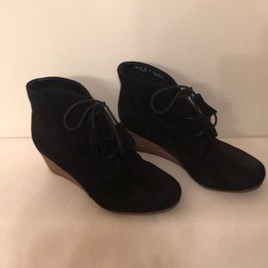 “I Have A Little Wedgie” black shoe booties